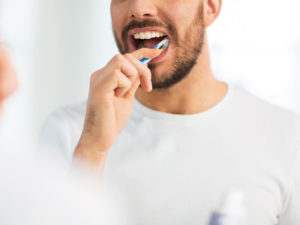 escovando os dentes